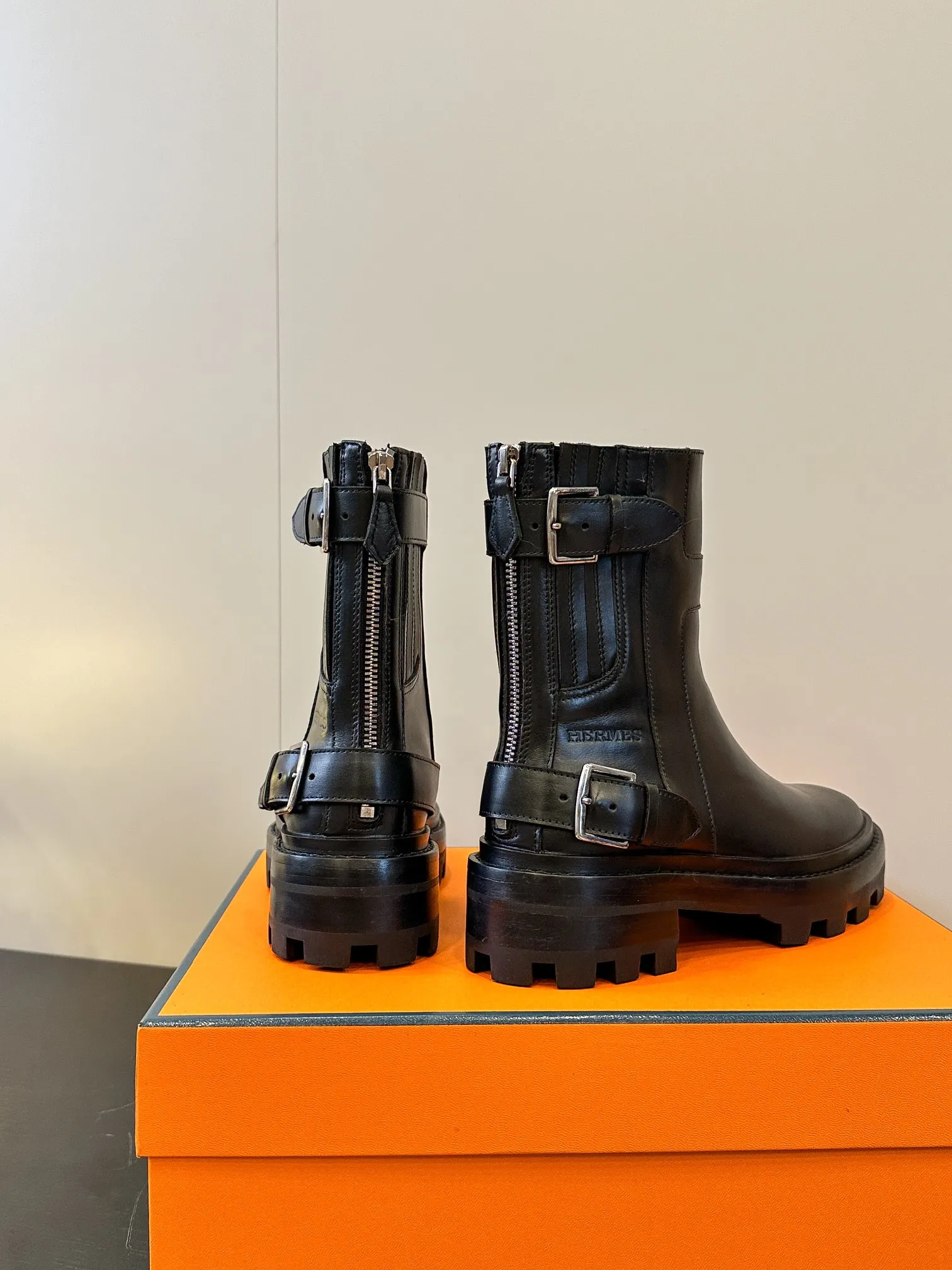 👟👟Ex-factory price 640👟👟 Top version H family 2024 autumn and winter new HERMES classic boots 🇨🇳 Naturally have unique craftsmanship and quality. The leather of this boot is all imported and customized, and the inner material is also imported custom cowhide 🗯️Easy to wear and comfortable, a must-have autumn and winter style that looks good with everything, and the style lasts no matter how you wear it ♥️ Upper: first-layer cowhide Lining: Sheepskin lining Outsole: Rubber bottom Size: Female 35-39 (40 non-returnable and non-exchangeable)